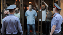 Підсудних по «болотній справі» тримали за склом