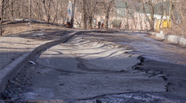 В Києві сповзає по схилу ціла вулиця