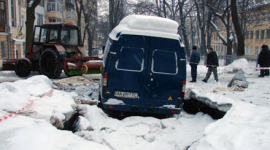 Автомобіль провалився у триметрову яму на дорозі в Києві