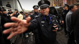 В китайских городах снова пресекли протесты. Пострадали иностранные корреспонденты