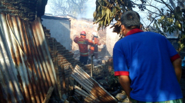 В Індонезії літак врізався в житлові будинки