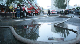 Пожежники гасили п'ятиповерхівку у центрі Києва