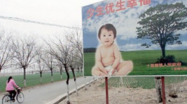 У рамках політики однієї дитини в Китаї незаконно присвоїли $260 млн