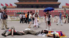 Туристи зобразили вбитих тибетців на площі Тяньаньмень у Пекіні