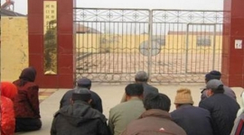 Крестьяне в Китае на коленях просят отставки местного «диктаторского правителя»