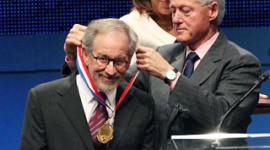 Біл Клінтон вручив медаль Свободи режисерові Стівену Спілбергу