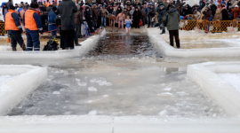 Як на Водохреща в крижаній воді купалися. Фоторепортаж 