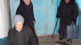 Старих людей 9-поверхового будинку у Маріуполі відрізали від світу