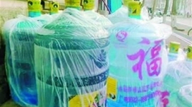В Китае пластиковые бутыли для воды делают из мусора