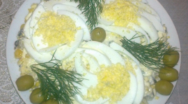 Рецепт: салат «Хризантема» из ветчины и грибов