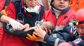 В Турции из-под завалов вытащили живого двухнедельного младенца
