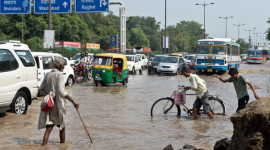 Мусонні дощі та повені забрали життя більше 180 індійців
