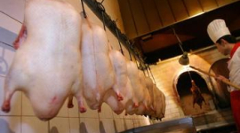 Более 20 школьников в провинции Хубэй отравились тухлым мясом 