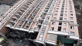 Здание в Шанхае рухнуло из-за некачественного фундамента 