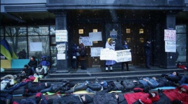 Під Генпрокуратурою проводять заборонений судом лежачий протест