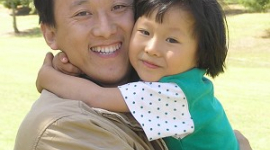 Отец и дочь, подвергавшиеся преследованию в Китае, обретают свободу в Новой Зеландии
