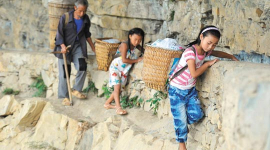 Засуха в Китаї: діти долають небезпечний шлях заради води