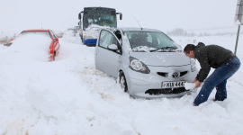 В Херсонской области из снега вытащили автобус с пассажирами
