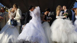 Масове весілля відбулося в центрі Києва (Фоторепортаж)