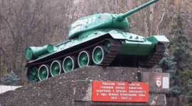 Українські ентузіасти ремонтують танки з п'єдесталів