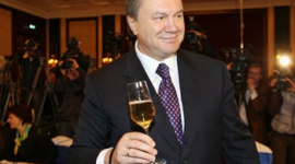 Янукович будет праздновать своё 60-летие три дня. 'Регионалы' подарят чайный сервиз