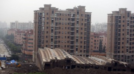 В Шанхае рухнул 13-этажный дом