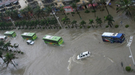 Сильный ливень практически затопил улицы города в провинции Гуандун (фото)