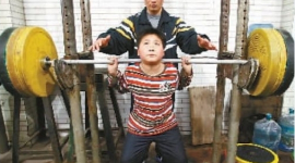 Дев'ятирічний силач піднімає штангу вагою 120 кг