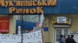Київ: Підприємцю вибили око у черговому рейді по захопленню Лук'янівського ринку