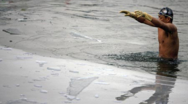 Китайські 'моржі' загартовуються, не зважаючи на забруднену воду (фотоогляд)