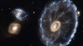 Снимок телескопа Hubble - космическое 'колесо' далекой галактики.