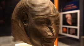 При раскопках гробницы Аменхотепа III обнаружена массивная статуя 