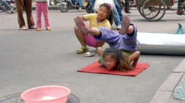 Діти заробляють собі на життя вуличними виступами (фото)