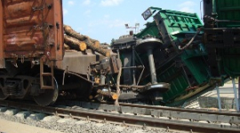 Два вантажні потяги зіткнулися в Києві
