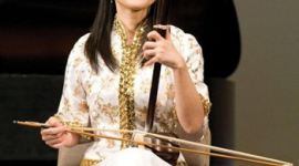 Ци Сяочунь - исполнительница на эрху, солистка оркестра труппы Shen Yun 