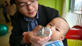 Китайські мами купують продукти для своїх дітей за кордоном