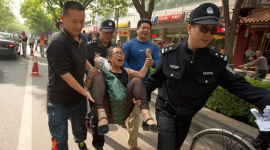 Сліпого китайського адвоката у лікарні патрулюють сотні міліціонерів