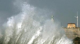 Ученые наблюдали самые огромные океанические волны