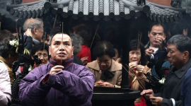 У Новий рік китайці розпалюють пахощі (фотоогляд)