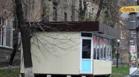 В Києві продовжують встановлювати незаконні кіоски