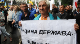 Під Верховною Радою протестують проти мовного законопроекту