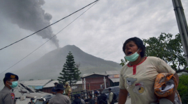 Індонезійці рятуються від вивержень вулкану Сінабунг