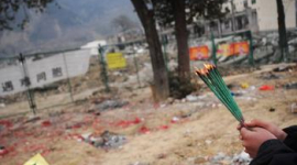 В канун Нового года жители пострадавших от землетрясения районов Сычуани поминают своих родных. Фотообзор 