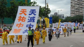 В Гонконге прошло крупное шествие в поддержку 38 млн человек, вышедших из китайской компартии (фотообзор)