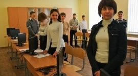 Для Могильова в Криму влаштували показуху: дітей посадили за монітори без комп’ютерів