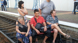 Пасажири влаштували пікет прямо на залізничних коліях у Харкові