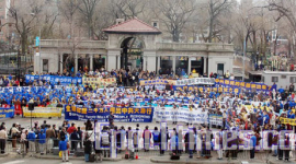 Багато людей виходять з КПК на мітингу в Нью-Йорку