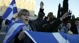 Греки устроили беспорядки из-за самоубийства пенсионера