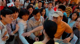 Учителі Ван Ченюань відреклися від неї, а її батьки вимушені переховуватися