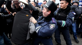 Під «Караваном» у Києві сталася масова бійка через пам'ятну табличку про Мазурка